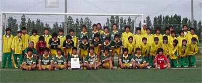6月18日の第21回日本クラブユースサッカー選手権大会新潟県予選大会決勝戦後、ピッチで記念写真を撮る吉田サッカークラブU-15