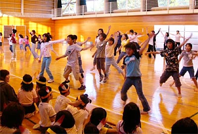 新潟中央短大でミュージカルの練習をする短大生と子どもたち