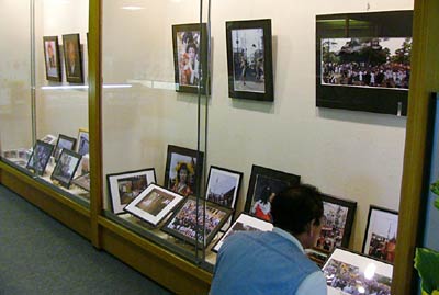 15日まで三条市立図書館で開かれている第5回関根聡まちなか写真展