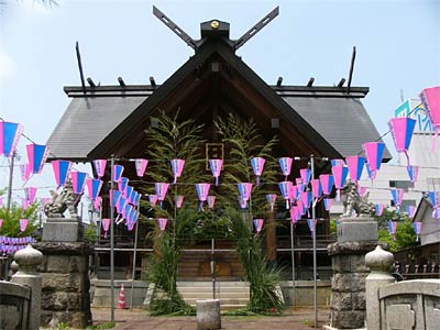 30日の夏越しの大はらいを前に茅の輪が完成した神明宮境内