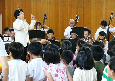 29日、井栗小学校で開かれた「ふれあい音楽教室オーケストラ公演」