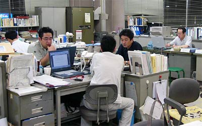 30日夜、第1次配備で職員が集まった三条市行政課