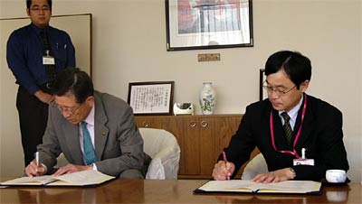 防災活動協力の協定書に調印する高橋三条市長(左)と菅原ジャスコ三条店店長(右)