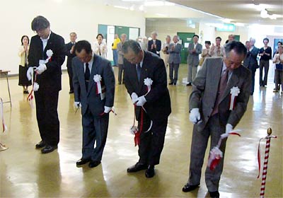2日行われた第7回三条美術協会展のテープカット