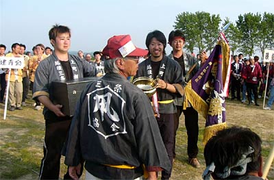 閉会式で最高得点優勝で白龍旗を受け取る紅組・上町組