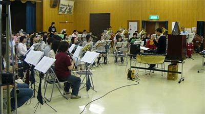三条市嵐南公民館で練習する三条市吹奏楽団