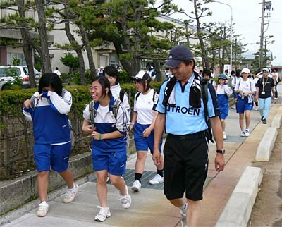県立燕中等教育学校の「がんばりウオーキング」、中山校長も参加して22キロを歩く