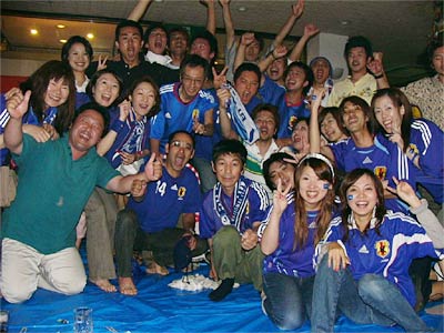 18日深夜、80人余りが来店してW杯日本代表を応援したスポーツカフェレストランRANA