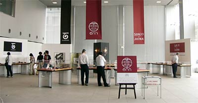 7月12日まで三条・燕地域リサーチコアで開かれているデザインギャラリー展「三条・燕のJAPANブランドと百年物語」