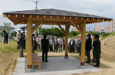 三条ロータリークラブが須頃第2号公園に建設、三条市に寄付したあずまや