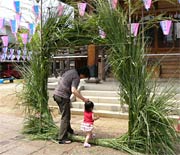 さっそくできたての茅の輪をくぐる親子