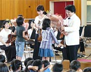 山形交響楽団に児童から花束贈呈