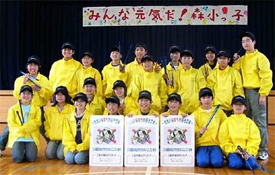 三条まち美化ボランティアになった「笑っていい友21」の6年生の記念撮影