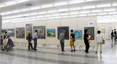 会場とともに美術愛好者でにぎわう会場