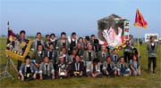 記念撮影する上町組