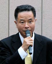 あいさつする五十嵐本寺小路三和会会長