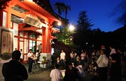 ライトアップした弥彦駅舎前でのイベント