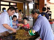 焼きそばを調理するボランティアスタッフ