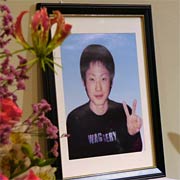 会場に飾った敏行さんの遺影