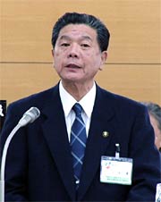 施政方針演説を行う小林燕市長