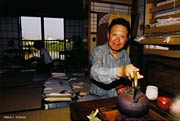 河川改修に伴い移転する家族の写真