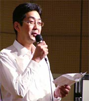 あいさつでスタッフや出演者に感謝する父、豊さん
