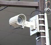 街路灯に設置された防犯カメラ