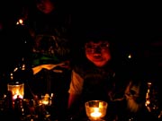 キャンドルの炎を見つめる子ども