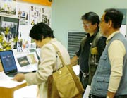来場者に説明する関根さん（中央）