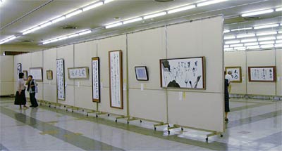 9日まで三条市体育文化センターで開かれている第22回三条書道連盟展