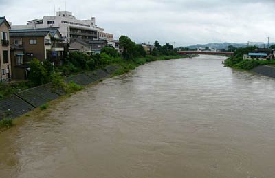 12日午後0時23分、嵐川橋から五十嵐川の上流側