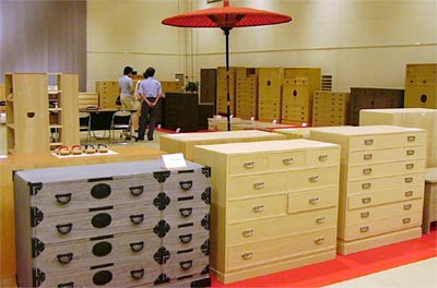 加茂市産業センターで開かれた2006加茂・桐たんす展