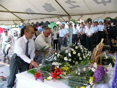 7・13水害から2年目の13日、長岡市中之島支所前で行われた水害の犠牲者追悼献花式