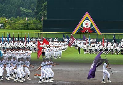 14日、三条市民球場で行われた第88回全国高校野球選手権新潟大会の開会式
