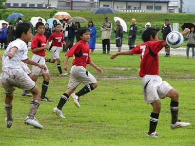 16日開かれた第2回三条市サッカー大会、赤いユニホームはレギュラーの部優勝のサザンクロス
