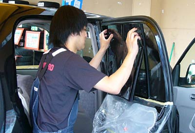 17日まで3日間、オートバックス燕三条店で行われたウインドフィルム張りのデモンストレーション