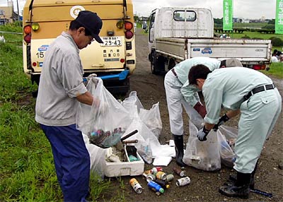 19日行われた信濃川をきれいにする会三条ブロックの六ノ町河川緑地クリーン作戦