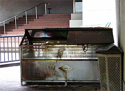 燕市勤労青少年ホーム玄関付近のごみステーション、奥の階段は燕市文化会館