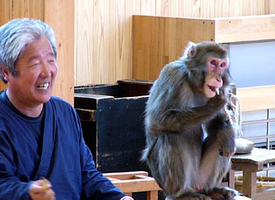 26日、燕市吉田児童センター「わらべ」で行われた猿回し一座「猿舞座」の公演、村崎座長と安登夢くん