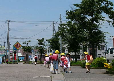 1学期の終業式を終わり、夏休みモードで下校する燕西小学校児童