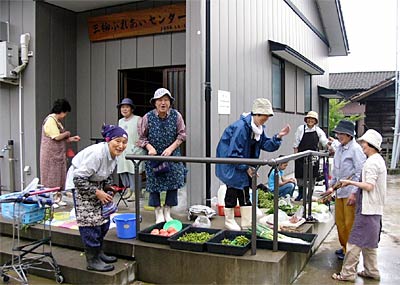 三柳女性カラオケクラブが毎週土曜に三柳ふれあいセンターで開いている朝市