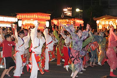 29日行われた第49回吉田まつりのよさこい披露、ラストは全員参加で「新潟総おどり」。