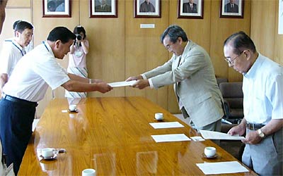 燕市市民憲章等検討委員会が市民憲章や市の木など4項目の制定案を小林燕市長に答申