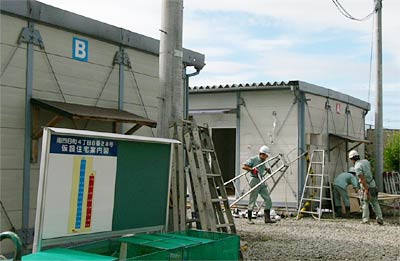 3日から撤去作業が始まった南四日町4地内、三条市民プール敷地内の仮設住宅