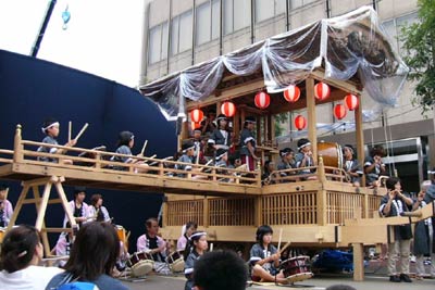 23日の第35回分水まつりで半世紀ぶりに復活の地蔵堂本町屋台で小学生が「地蔵堂屋台ばやし」