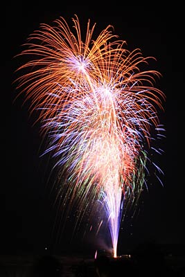 30日、分水地区で開かれた新燕市誕生記念大花火大会