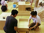 女性による桐たんす製作体験