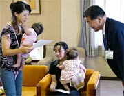 小林市長から決定通知書を受け取る2親子
