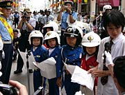 交通安全宣言文を読み上げる子どもたち