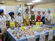 店内に商業クラブの生徒が勢ぞろい